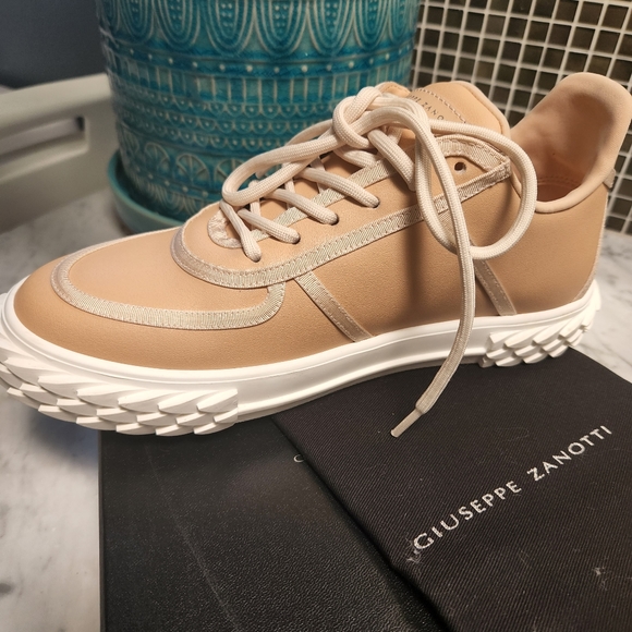 Giuseppe Zanotti Sneakers .New Tan Color Size 8 with dustbag and the box - Picture 5 of 5